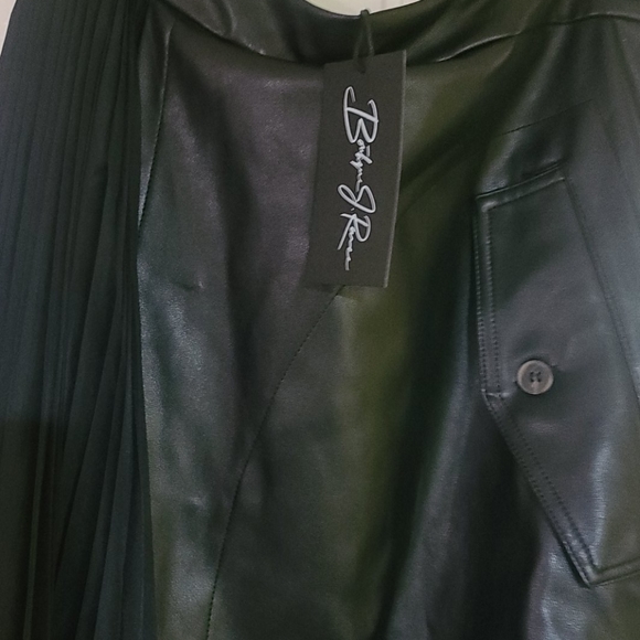 Brand new leather and pleated skirt - Picture 4 of 6